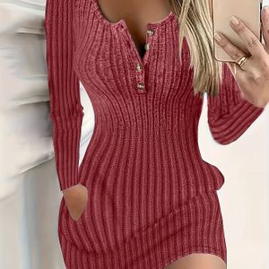 Vrouwelijk Elegante Gebreide Bodycon Jurk, Polyester 100%, Kleur Crew Hals met Knopen Detail, Lente/Herfst Seizoen, 230g/m² Weefselgewicht