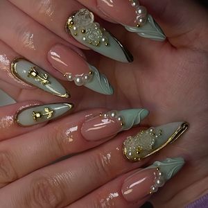 24 stuks Luxe Zoete High-End Bloemige Gouden Textuur Accent - Melkwit en Goud Kleurblok Amandelvormige Medium Nepnagels Set met Jelly Lijm en Nagelvijl Inbegrepen, Perfect Cadeau voor Vrouwen