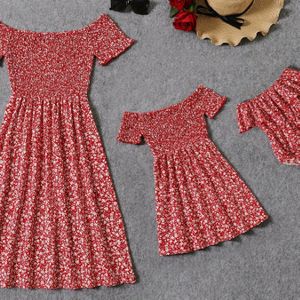 PatPat Rode Bloemenprint Off-Shoulder Korte Mouw Gerimpelde Jurk voor Zus en Ik