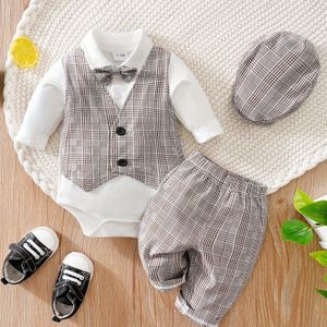 Newborn Baby Jongens Geruit Vest voor Lente- en Herfstfeest, een Imitatie Tweedelig Herenpak met Lange Mouwen, Inclusief een Driehoekige Bodysuit, Broek en een Hoed in een Driedelige Set.
