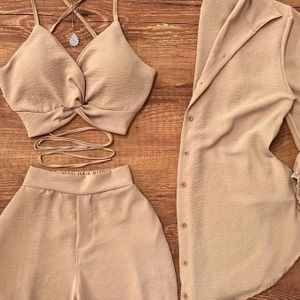 Casual Shorts met -Back Bralette en Lichtgewicht Overhemd met Lange Mouwen Driedelige Set