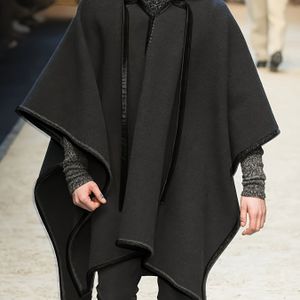 Stijlvolle zwarte cape-tunic met capuchon voor heren - Casual, niet stretch, kleur, V-hals, reguliere pasvorm, perfect voor casual kleding, casual kleding tunic|Gehuurde cape|Nonstretch stof