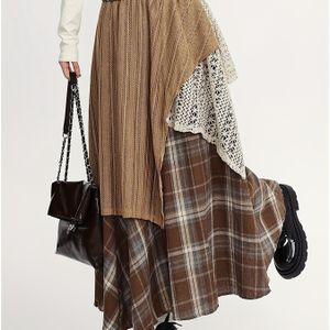 Herfst- en winter midi rok in rood, met een losse elastische taille, flatterend lang ontwerp en onregelmatige kleurgeblokte A-lijn stijl.