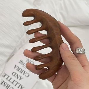 Een Natuurlijke Sandelhouten Kam Met Wijde Tanden Voor Haarstyling, Gua Sha En Hoofdhuidmassage. Deze Antistatische Kam Is Geschikt Voor Alle Haartypes.