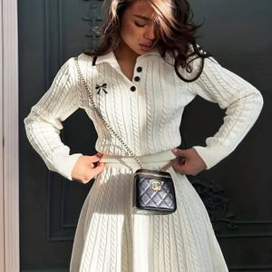 Herfst-Winter Elegante Lange Mouwen Knoopkraag Pullover Top met Korte A-Lijn Rok, Contrasterende Twist Textuur Modieuze High-End Tweedelige Set