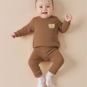 Herfst Jongensoutfit 1-18 Maanden Nieuwgeboren Crew Neck Geribbelde Geborstelde Lange Mouwen Romper & Kleur Broek Tweedelige Set Schattige Casual Vakantiestijl, Perfect voor Buiten