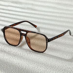 Een paar stijlvolle vierkante brillen die geschikt zijn voor zowel mannen als vrouwen, met een retro klassiek ontwerp dat eenvoudig en perfect is voor straatfotografie in alle seizoenen.