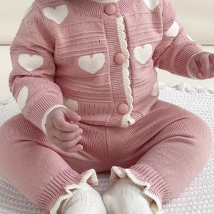 Nieuwgeboren Baby Meisje Lente/Herfst Outfit, Schattig Hart Cardigan, Hol Gebreid Trui Jasje en Broek Tweedelige Set, Perfect voor Buiten