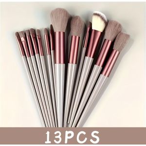 Een set van 13 zachte make-up kwasten, geschikt voor alle beautybehoeften – of je nu beginner bent óf professional. De perfecte cadeaukeuze voor verjaardagen, Kerstmis en Nieuwjaar