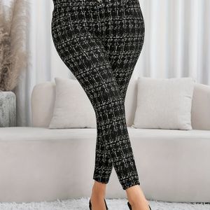 Plus Size, Stijlvolle slim-fit broek met zwart-wit metalen accenten van hoogwaardig materiaal voor trendy vrouwen