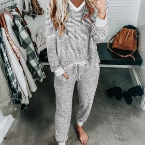 Gebreide gestreepte V-hals lange mouw en lange broek loungewear set