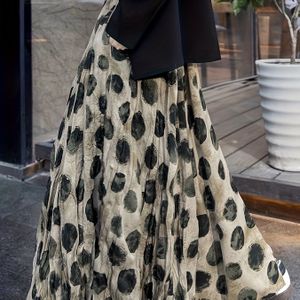 Vrouwen's Hoge Taille Maxi Rok met Levendige Bloemenprint - Vloeiende A-Lijn Silhouet, Zwart-Wit Ontwerp, Casual Stijl voor Lente/Zomer/Herfst, Casual Kleding | Bloemenprint Rok | Polyester Stof