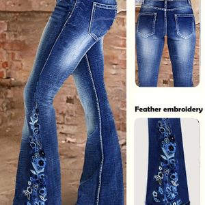 Modieuze blauwe high-stretch jeans met hoge taille en geborduurde patchwork op de achterzakken, getailleerd en sexy met een lichte flare.