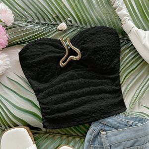 Korte, Aansluitende Witte Top met Textuur voor Vrouwen, Met Hartvormige Metalen Knoopversieringen en Een Op Maat Gemaakte Silhouet