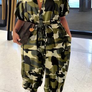 Chique Legergroene Camo Print Losvallende Jumpsuit met Knoopkraag - Casual Patchwork Stijl, Polyester, Machinewasbaar - Elegant Accessoire voor Casual Kleding