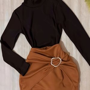 Alledaags Woon-Werk Slim-Fit Halflange Mouw Sexy Pullover T-Shirt + Stijlvolle Metal Gesp Heupnippende Rok Set