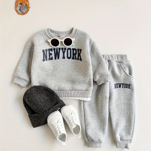 Jongens Tweedelige Fleece-gevoerde Sweatshirt met Letterprint en Joggingbroek Set voor Herfst/Winter, Ideaal voor Buiten