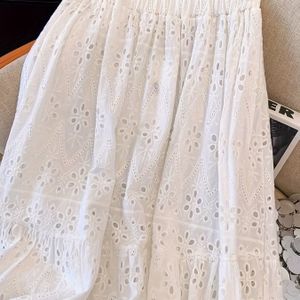 Elegante Japanse-geïnspireerde holle uitgevoerde geborduurde midi-rok voor dames - Zomer volumineuze A-lijn-rok met dubbele elastische taillebanden, wit met zwarte bloemenpatronen