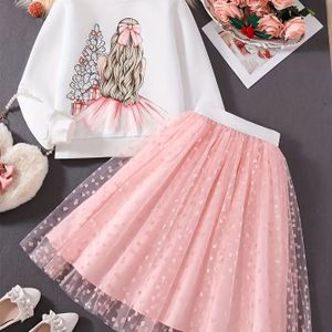 Meisjes herfst en lente tweedelige kerstboomportret met strikje op het hoofd, druk lange mouw sweatshirt met mesh polka dot rok, buitenkleding, voor buiten