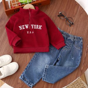 2 stuks 'Winter Warme Sportkleding Set - Rode USA Letter Print Trui & Gescheurde Jeans, Rits Sluiting en Opstaande Kraag, Wasmachinebestendige Outfit (0-24 Maanden), Perfect voor Buiten