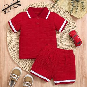 Een zomers tweedelig setje voor jongens met een polo-shirt en shorts, gemaakt van jacquardstof, perfect voor buitenkleding.