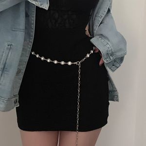 Een zilvergrijze metalen kraagontwerp met strass, perfect om de elegantie van een jurk te verhogen, aangevuld met een stijlvolle tailleband die de figuur benadrukt.