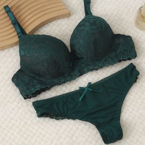 Stijlvolle Groene Kant en Slip Set voor Vrouwen - Chique Contrasterende Rand, Strikdetail, Perfect voor Volwassenen, Lingerie voor Volwassenen|Elegante Lingerie Set|Kant Rand Detail, en Slip Set