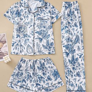 Elegante pyjamaset met inktbloemenprint, korte mouwen, knopen, reverstop en shorts en broeken, comfortabele, ontspannen pasvorm