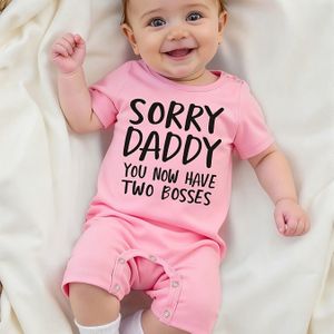 Baby's " You Now Have Two Bosses" Print Ronde Hals Bodysuit, Casual Korte Mouw Romper, Peuter & Baby Meisje's Outdoor Onesie Voor Zomer, Als Cadeau