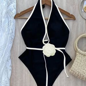 Zwarte en witte kleurblok tie-dye, 3D bloemen achterloze zwempak