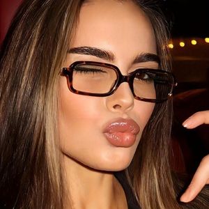 1 Paar Damesmodebrillen - Rechthoekig Volledige Rand Montuur, Lichtgewicht Plastic, Helder Niet-voorgeschreven Decoratieve Brillen voor Casual & Formele Outfits