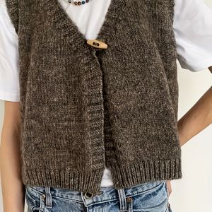 Casual bruine vest met knoopsluiting voor dames - V-hals, geribde textuur, perfect voor lagen of als losse outfit, ideaal voor herfst/winter, veelzijdig en design