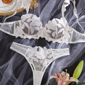 Nieuwe Hot Vier Seizoenen Dames Wit Geborduurde Roos Bloem met Schouderband + Geborduurde Bloemen Broek Tweedelige BH en Ondergoed Set