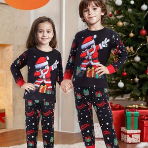 2- Jongeren Vlamvertragende Kerstpyjama Set - Gezellige Kerstman en Geschenken Print Lange Mouw Ronde Hals Trui met Bijpassende Broek - Perfect Kerstslaapgoed Cadeau voor Jongens en Meisjes