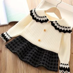 Chic winterbrei set voor kleine meisjes: romig trui met geruwde kraag en zwarte ruitrok