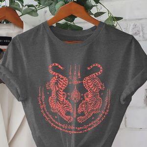 Dames Casual Crew Neck T-shirt met dubbele tijger grafische print, korte mouw reguliere lengte top voor zomer & lente, stijlvol kleding | Relaxed | Gedetailleerd Design