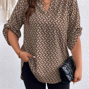 Casual damesoverhemd in grote maten, met een overalprint, gerolde mouwen en een tailleband.