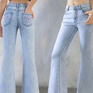 Casual en zoete meisje jeans met elegante zakontwerp, geborduurde vlinders en uitlopend denim.