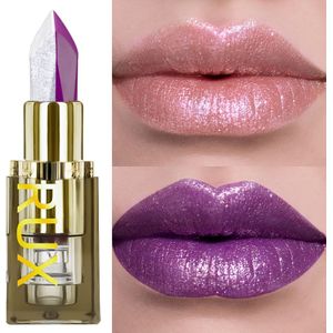 Lipstick in tinten van , wit en parelmat, die de kleur van de lippen versterkt.