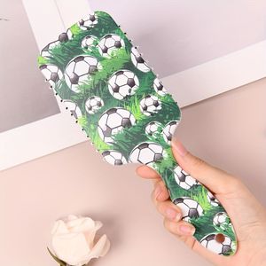 1 stuk Schattige Voetbal Haarborstel met 3 Kleurgecodeerde Patronen (Zwart/Groen/Wit) - Reisvriendelijke Nylon Borstels, Sportevenementen, Feesten - Duurzame Haarkam voor Voetbalfans