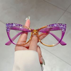 Een paar nieuwe volledig frame cat-eye brillen voor dames met een stijlvol frame versierd met kleurrijke strass, prachtige en leuke roze brillen, elegant luxueuze heren brillen.