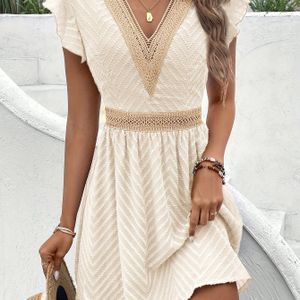 Elegante zomerjurk voor dames met een V-hals, A-lijn silhouet en kanten patchwork riem.