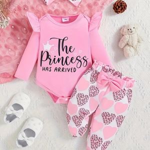 Europese en Amerikaanse Baby Meisje Kroon Letter Print Vliegende Mouw Lange Mouw Shirt + Volledige Print Luipaard Hart Lange Broek + Hoofddoek -Delige Set, Perfect voor Buiten