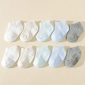 10 paar kleur lente en zomer baby korte sokken met gestreepte siliconen grip, antislip wandelsokken voor kinderen.