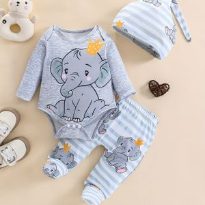 Een lange mouw onesie met prints, gepaard met gestreepte broek met volledige olifant ontwerpen, en een hoed, voor buiten