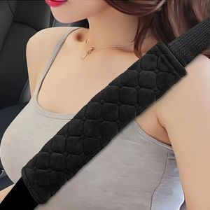 2 stuks Zachte Geborduurde Autogordelhoezen - Comfortabele & Duurzame Schouderbeschermers voor een Veilige Rijervaring