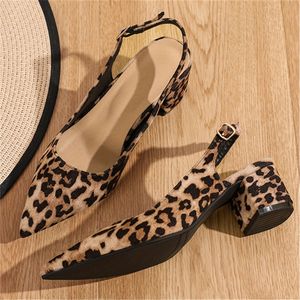 Stijlvolle Luipaardprint Sandalen met Spitse voor Vrouwen - Dikke Middelhoog Hak, Enkelbandje, Comfortabele Zomerpumps met Zwarte Slingback & Rubberen , Bandjesandalen