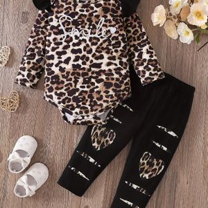 2PCS Peutermeisjes Luipaard Print Gerimpelde Lange Mouw Onesie En Hart Print Broek Set Voor Buitenactiviteiten En Dagelijkse Slijtage, Stijlvolle Outfit Voor Lente/Herfst
