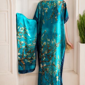 Plus Size - Een Plus-Size Kaftan Jurk voor Vrouwen Paar met een Passende Sjaal, Met een Lange Groene en Blauwe Bloemen Ontwerp, Vleermuizen Mouwen, Geschikt als Strand Cover-Up of Loungewear.