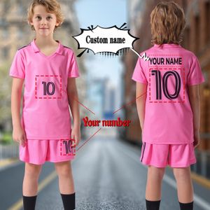 2-delige Outdoor Set voor Kinderen - Sneldrogend T-shirt met Korte Mouwen & Shorts met Gepersonaliseerde Naam & Nummer, Roze &, Perfect voor Voetbal, Wandelen, voor Buiten, en Casual Kleding